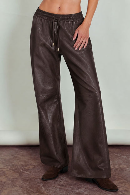 Pant Comfy cuero chocolate