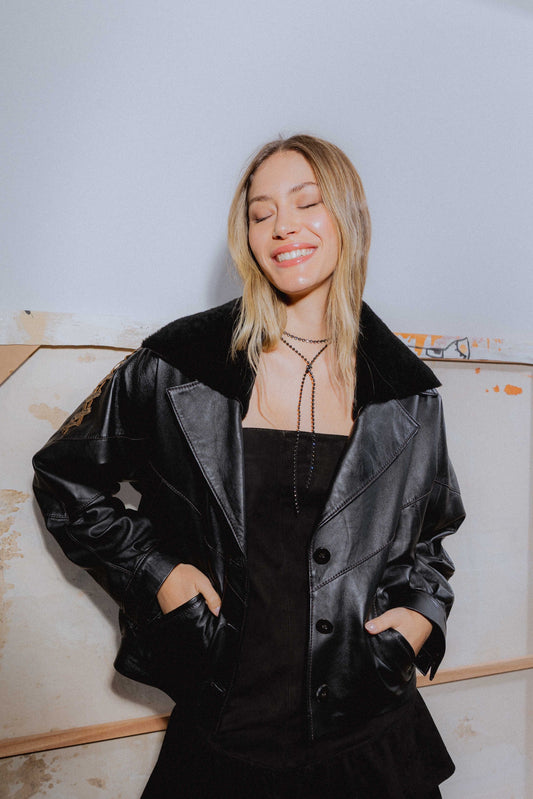 New Bomber de cuero ovino negro con detalles marrones, Bowa Uruguay