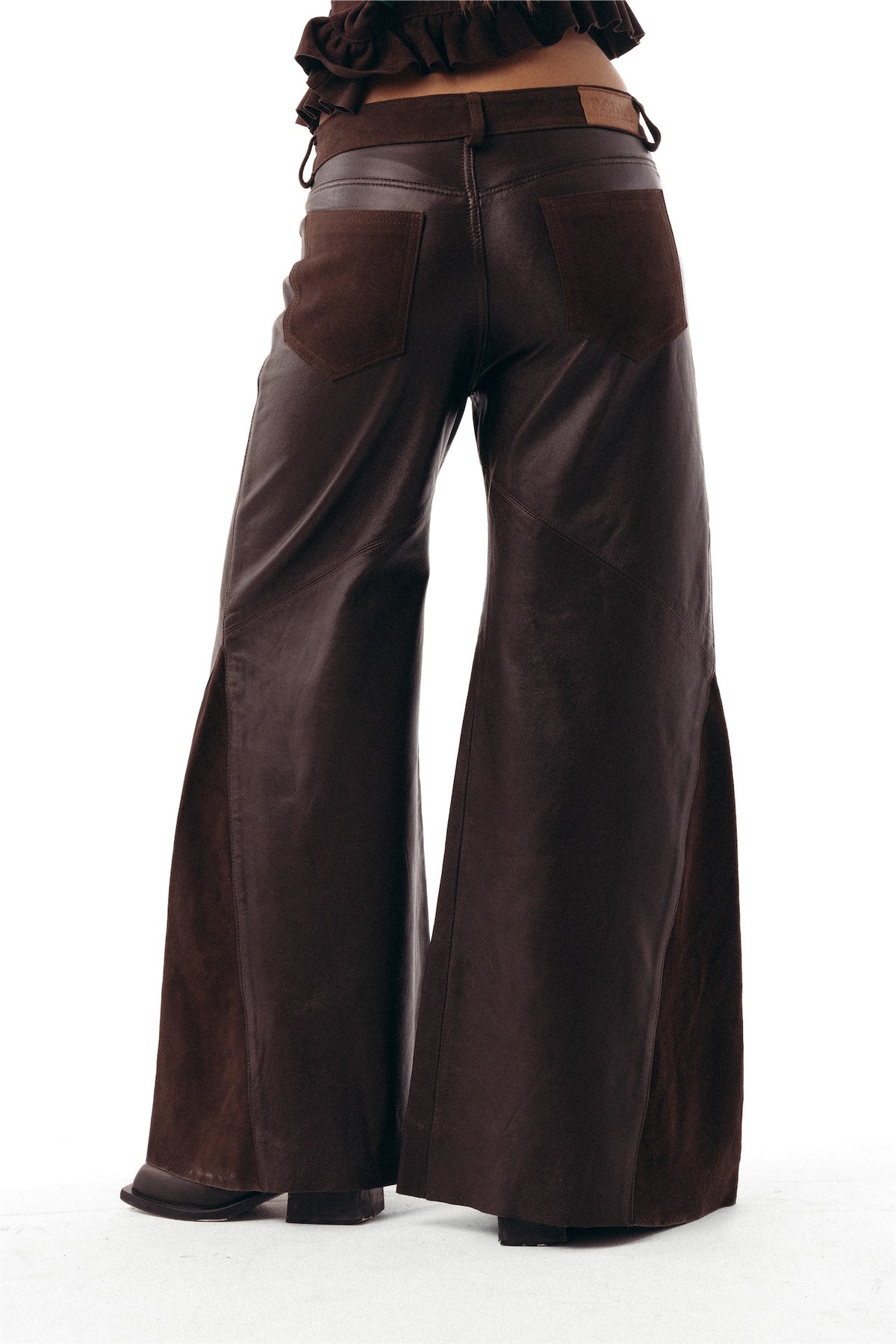 Pantalón Cuts en cuero chocolate