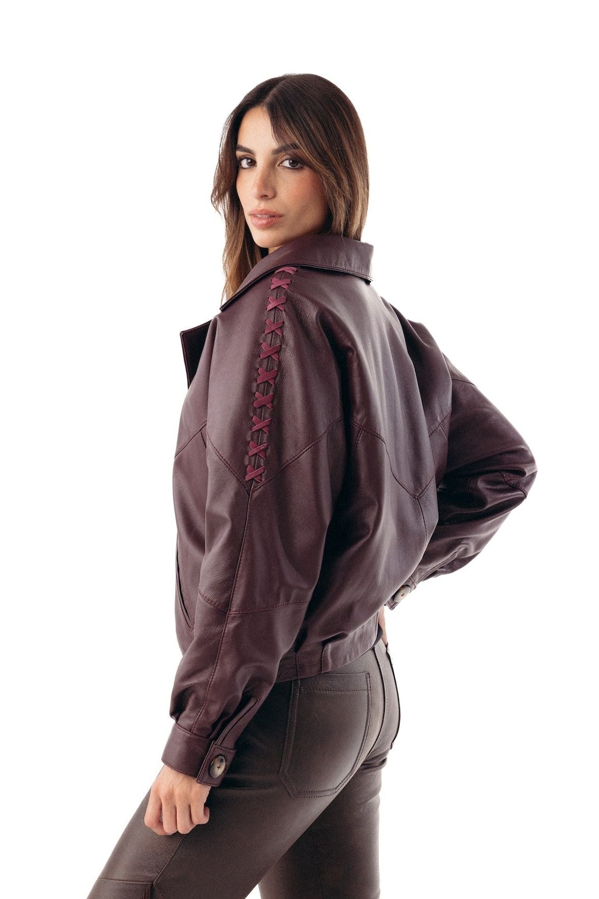 Campera bomber de cuero ovino vino estilo oversized