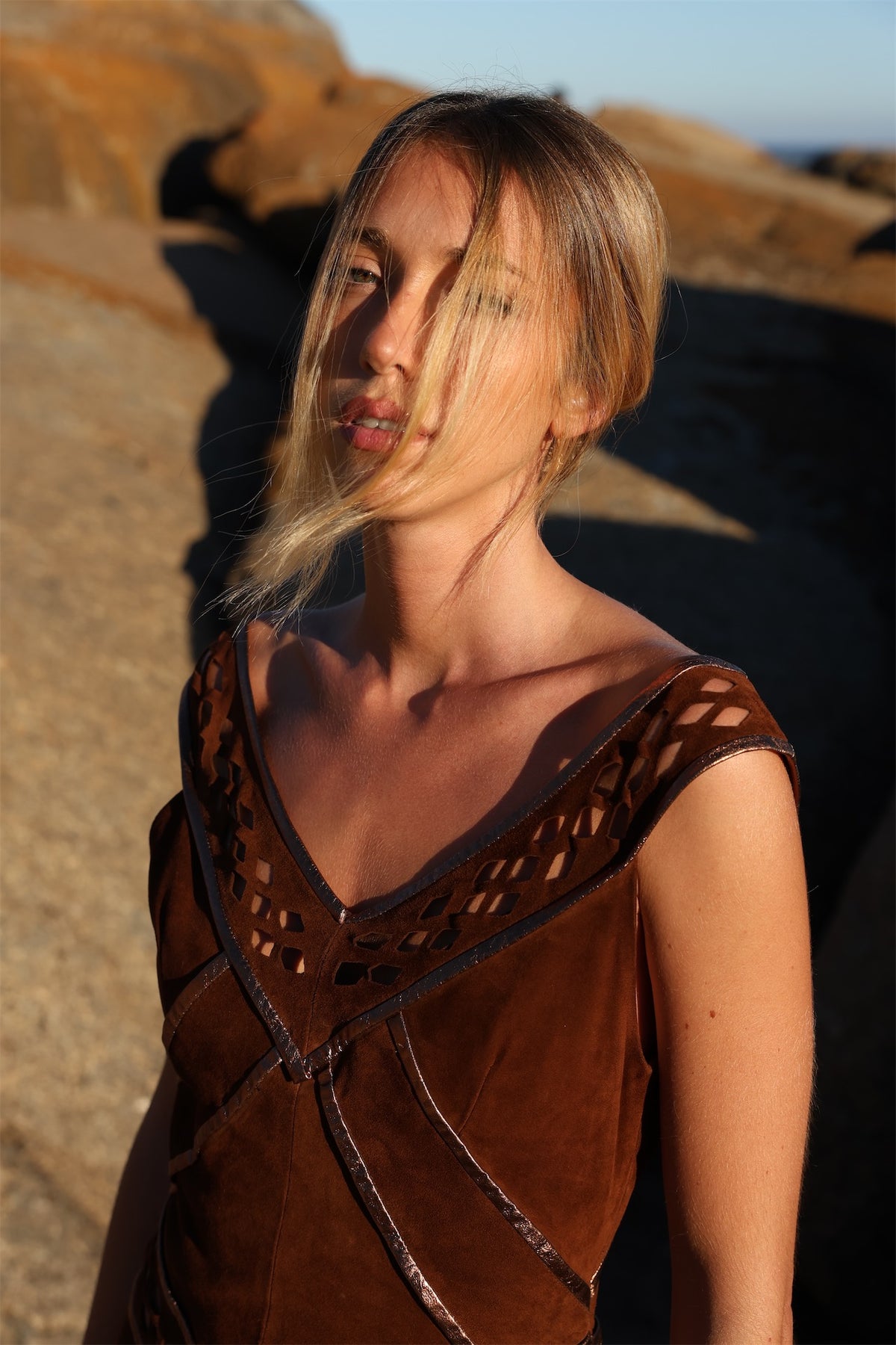 Vestido de gamuza con calados, Bowa