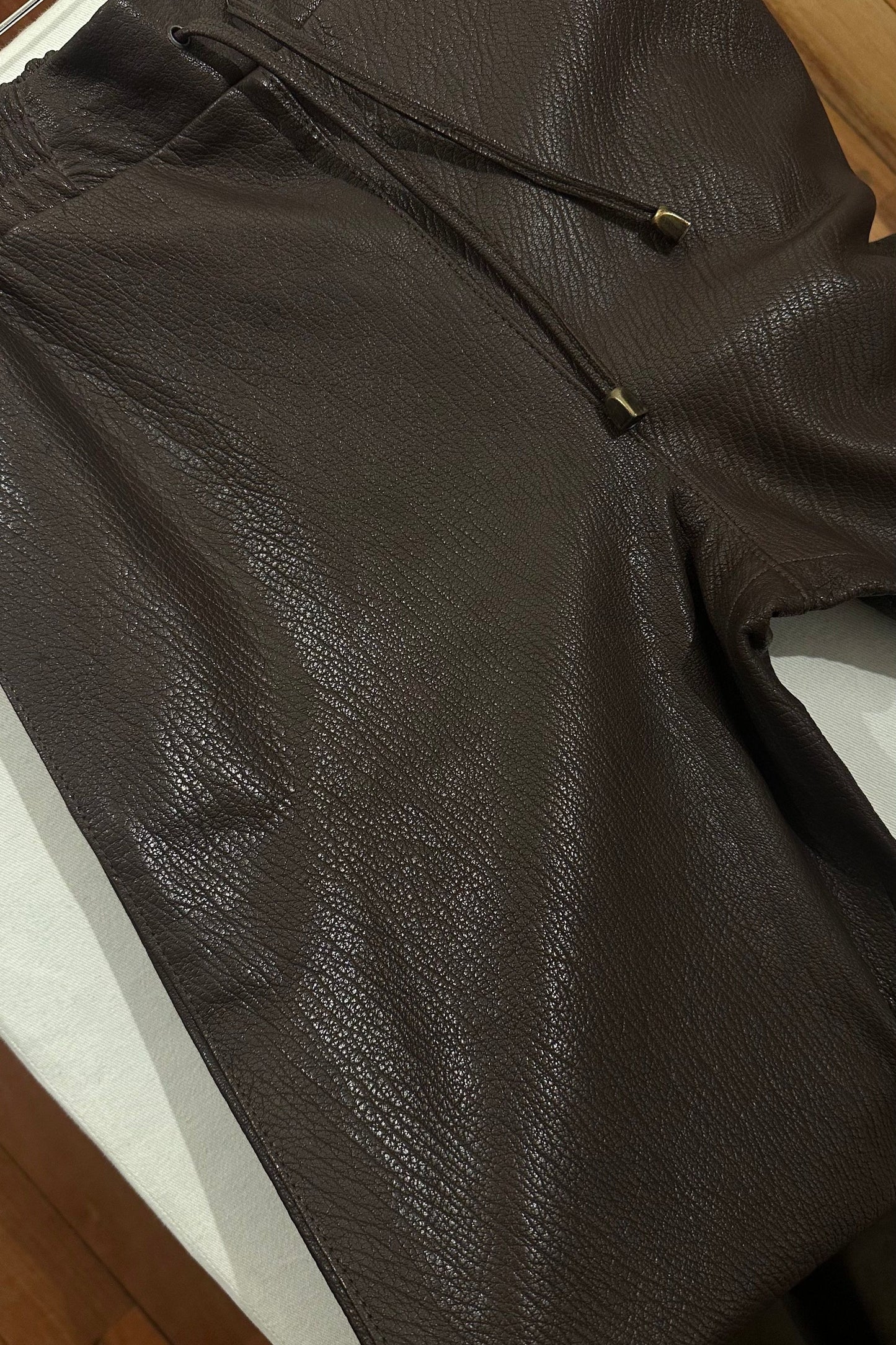 Pant Comfy cuero chocolate