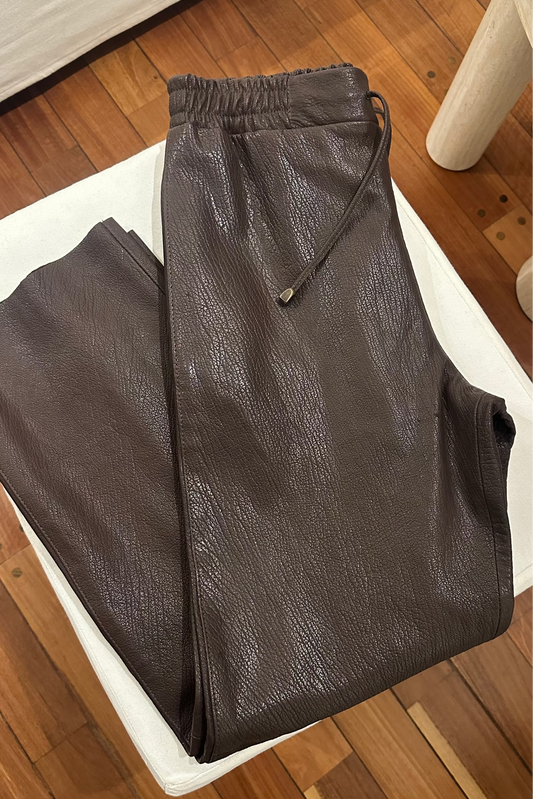 Pant Comfy cuero chocolate